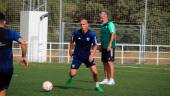 Óscar Fernández da una instrucción a Javi Rentero en un entrenamiento. 