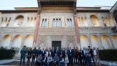 FOTO DE FAMILIA. Los corredores, instituciones y los repesentantes de las empresa posan en el patio de Real Alcázar de Sevilla.