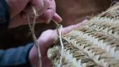 ARTESANÍA. Artesano del esparto cosiendo una de las piezas que elabora en su taller.