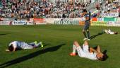 PRECEDENTE. Los jugadores del Real Jaén, tirados en el césped después de certificarse el descenso a Segunda B.