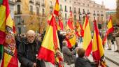 Varias personas sostienen banderas de España en una concentración franquista, en la plaza de Oriente, a 21 de noviembre de 2021. Archivo / Jesús Hellín / Europa Press. 
