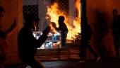 PROTESTA. Independentistas por las calles de la Ciudad Condal, durante la noche del miércoles al jueves, en la que se vivió una serie de incidentes y altercados.