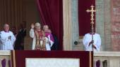 El cardenal Robert Prevost, Papa León XIV, el Papa número 267 de la historia, comparece ante sus fieles. / Stefano Spaziani / Europa Press. 