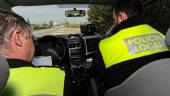 EN EL COCHE PATRULLA. Una pareja de Policía Local en una fotografía de Archivo.