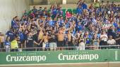 Los aficionados azulillos animan al equipo en el partido de Córdoba. / José Antonio Chacón.