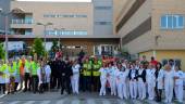 SALUD. Personal del Hospital Universitario de Jaén, junto a equipos de la Policía Local y de Emergencias 112, en la entrada del centro.