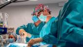 El doctor Diego González Rivas, en una operación. 