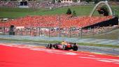 CARRERA. Max Verstappen, durante uno de los últimos giros del circuito austriaco del Red Bull Ring, donde protagonizó un gran final de carrera adelantando a Leclerc.