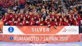 SUBCAMPEONAS. Las integrantes de la selección española de balonmano posan con la medalla de plata.