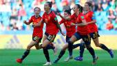 TRIUNFO. Las jugadoras de la selección femenina de fútbol celebran con Hermoso uno de sus tantos ante Sudáfrica.