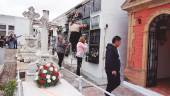 MOMENTOS. Arriba, unas mujeres colocan flores en Lopera. A la izquierda, familiares decoran las tumbas de sus seres queridos en Torres y, a la izquierda, velas encendidas en Villanueva del Arzobispo.