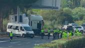 Camión siniestrado contra un control de la Guardia Civil en la AP-4. / Francisco J. Olmo / Europa Press.