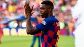 ACTO. Dembélé saluda en la presentación del Barcelona.