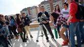 PROGRAMA. Alumnos observan el sol en una de las actividades de la Semana de la Ciencia.