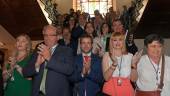 LO VIVIDO. Aplausos en la foto de familia realizada en la escali-nata del Ayuntamiento; ciudadanos en la puerta del Ayuntamiento; Julio Millán, con su esposa y sus tres hijos; el saludo a otro alcalde, Miguel Sánchez de Alcázar, y el abrazo del nuevo alcalde con Francisco Reyes. 