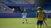 Mauro conduce el balón ante dos rivales. / Real Jaén SAD.