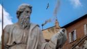 El homo negro sale por la chimenea de la Capilla Sixtina en el segundo día de Cónclave en el Vaticano. / Oliver Weiken / Europa Press. 