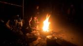 Palestinos se calientan en el pueblo de Abasan. / Mohammed Talatene / DPA / Europa Press.