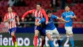 El defensa Andriu Hernández, entonces en el Lleida, pugna un balón con Fernando Torres en un partido de Copa del Rey.