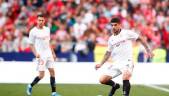 VUELTA. Banega, del Sevilla (derecha), intenta un pase en el Pizjuán.