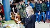 La presidenta del PP de Extremadura y candidata a la reelección a la Presidencia de la Junta, María Guardiola, ejerce su derecho al voto en su colegio electoral. / Carlos Criado / Europa Press.
