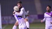 ÉXITO. Juanca celebra con Sosa el gol del triunfo en el partido con el Huétor Vega en La Victoria.