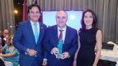El premiado Juan Ignacio Zafra, flanqueado por Agustín González y Mónica Moreno. / Casa de Jaén en Málaga. 