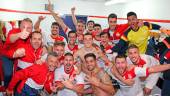 ALEGRÍA. Jacob, junto con Sutil y sus compañeros, celebran el triunfo en la Liga.