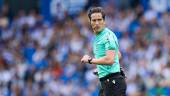 Imagen de archivo de José Luis Munuera Montero, arbitrando un partido entre el Real Sociedad y el RCD Mallorca. / AFP7 / Europa Press.