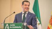 El presidente de la Junta de Andalucía, Juan Manuel Moreno, durante una rueda de prensa posterior a un encuentro en Aragón. Archivo. / Marcos Cebrián / Europa Press. 