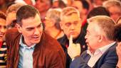 Pedro Sánchez junto a Santos Cerdán durante el 13 Congreso del PSN. / Eduardo Sanz / Europa Press. 