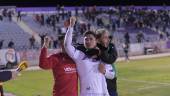 SEGUNDA FASE. Miguel Martín celebra junto a Jorge Vela el tanto que anotó frente al Deportivo Alavés en la primera ronda de la Copa del Rey.