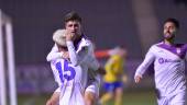 VICTORIA. Los jugadores del Real Jaén celebran el tanto de Sosa que le dio el triunfo a los blancos en la última jornada de Liga.