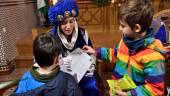 MAGIA. Los niños transmiten a los pajes reales sus últimos deseos antes de la noche de Reyes en el Salón Mudéjar, hasta donde se desplazaron los carteros de Sus Majestades para colmar de regalos y caramelos a los más pequeños de la casa, que se lo pasaron en grande.