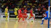 Ocasión. Los jugadores del Jaén FS observan cómo el portero del Cartagena despeja el disparo de Ángel Bingyoba. 