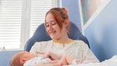 Una madre junto con su bebé recién nacido en el Hospital Universitario de Jaén.