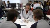 LINARES. Alumnos aprenden en una de las actividades de la Semana de la Ciencia.