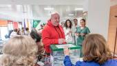 Un profesional sanitario ejerce su derecho a voto en el Hospital Universitario de Jaén. / Diario JAÉN. 
