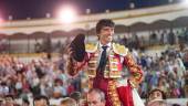 Imagen de archivo de Curro Díaz sacado a hombros tras la corrida de toros de San Agustín 2024. / Jesús Delgado / Diario JAÉN. 