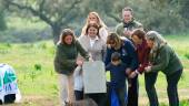 La consejera de Sostenibilidad y Medio Ambiente, Catalina García, libera un lince ibérico en Sevilla. / Europa Press.