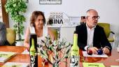 Catalina García realiza, en la jornada de hoy, una visita a la sede del Consejo Regulador de la Denominación de Origen Sierra Mágina. / Juan de Dios Ortiz / Europa Press.