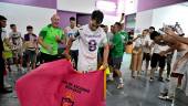 Javi Moyano, con la camiseta con el nombre de Higinio Vilches, celebra el ascenso con un capote de torero. / Juande Ortiz.
