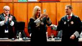 Juan Ramón Carrasco entrega el Premio Toga de Plata a Isabel Perelló. / Juande Ortiz / Diario JAÉN. 