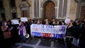 Imagen de archivo de una concentración a favor de Juana Rivas, a las puertas del Tribunal Supremo de Justicia de Andalucía. / Álex Cámara / Europa Press.