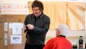El presidente de Argentina, Javier Milei, deposita su voto para las elecciones legislativas parciales. / Europa Press.