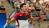 TROFEO. Novak Djokovic celebra el títula de la ATP Cup conseguido en Australia.