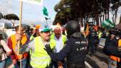 Agricultores discuten con las fuerzas del orden en las protestas agrarias en Algeciras. / Nono Rico / Europa Press. 