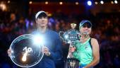 FINAL. Garbiñe Muguruza y Sofia Kenin posan para una foto juntas tras la entrega de trofeos de la final femenina del Open de Australia.