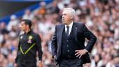 Carlo Ancelotti dirigiendo un partido de Liga del Real Madrid en el Santiago Bernabéu.