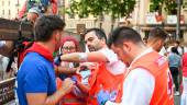 Atención de personal de Cruz Roja a uno de los heridos. / Cruz Roja Navarra.